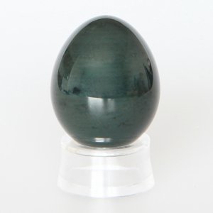 Kamenná vejce Kamenné vajíčko s otvorem - nefritový jadeit Velikost: 40x25 mm